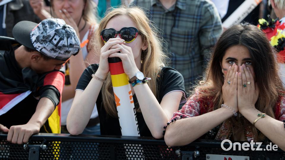 Nach dem Aus für die deutsche Fußballnationalmannschaft trauern die Fans. Bernd von Jutrczenka/dpa