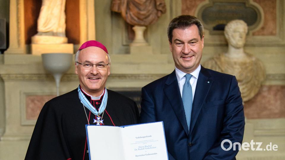 Ministerpräsident Markus Söder ehrt Bischof Rudolf Voderholzer. Matthias Balk/dpa