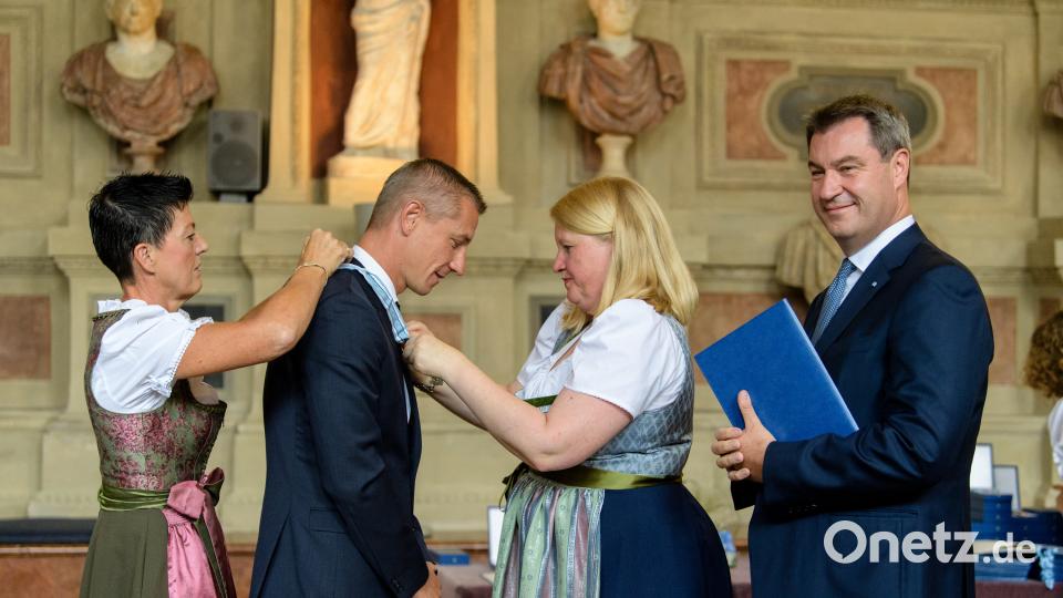 Ministerpräsident Markus Söder ehrt Marek Mintal. Matthias Balk/dpa