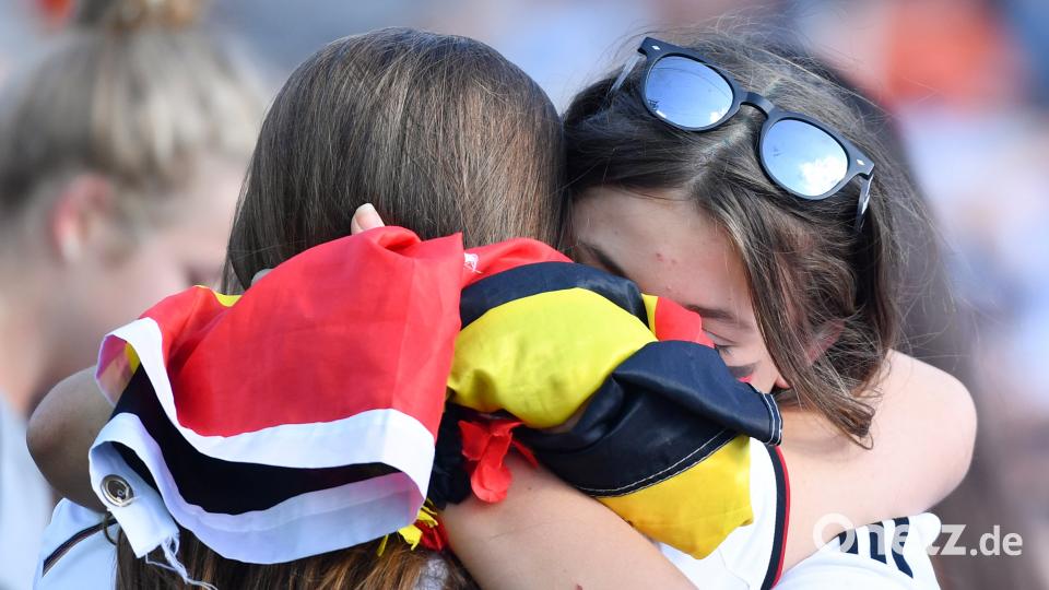 Nach dem Aus für die deutsche Fußballnationalmannschaft trauern die Fans. Uwe Anspach/dpa