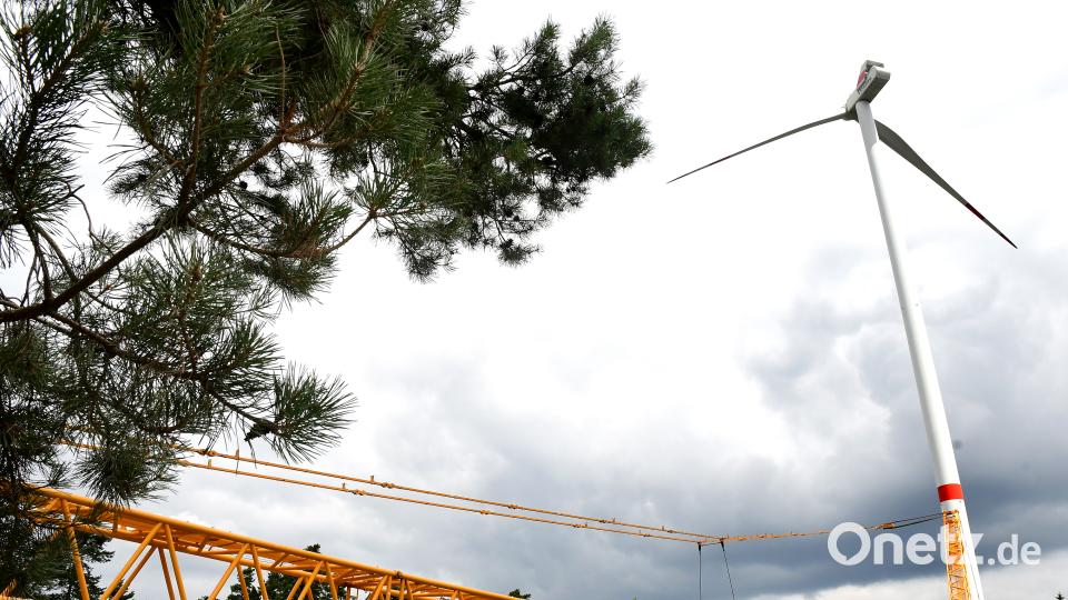 Eigentlich sollte sich der riesige Rotor der Windkraftanlage bei Gebenbach drehen. Seit einiger Zeit aber liegt er am Boden, um repariert zu werden. Ein Blitzschlag hat ein großes Loch hinterlassen, das erst einmal geflickt werden muss. Nach Aussage von Erich Wust, dem Geschäftsführer der Betreiberfirma, kann sich das bis zu zwei Wochen hinziehen. Petra Hartl