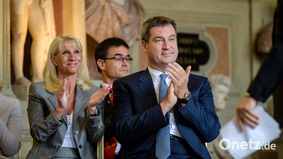 Der Bayerische Ministerpräsident Markus Söder mit Ehefrau Karin. Matthias Balk/dpa