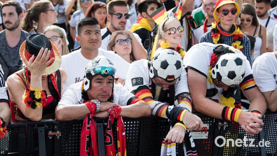 Nach dem Aus für die deutsche Fußballnationalmannschaft trauern die Fans. Bernd von Jutrczenka/dpa