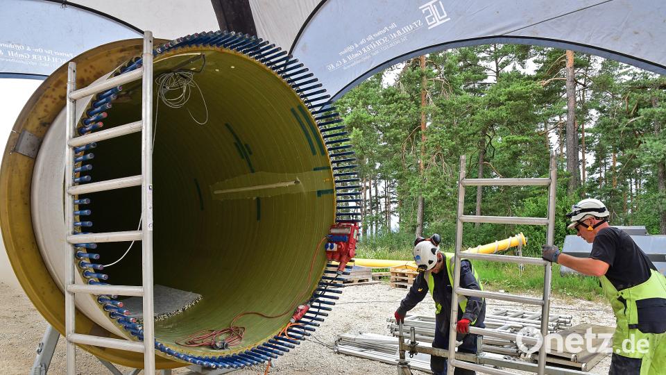 Eigentlich sollte sich der riesige Rotor der Windkraftanlage bei Gebenbach drehen. Seit einiger Zeit aber liegt er am Boden, um repariert zu werden. Ein Blitzschlag hat ein großes Loch hinterlassen, das erst einmal geflickt werden muss. Nach Aussage von Erich Wust, dem Geschäftsführer der Betreiberfirma, kann sich das bis zu zwei Wochen hinziehen. Petra Hartl