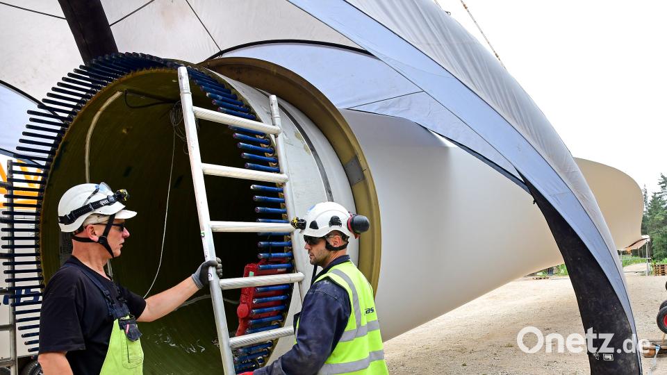Eigentlich sollte sich der riesige Rotor der Windkraftanlage bei Gebenbach drehen. Seit einiger Zeit aber liegt er am Boden, um repariert zu werden. Ein Blitzschlag hat ein großes Loch hinterlassen, das erst einmal geflickt werden muss. Nach Aussage von Erich Wust, dem Geschäftsführer der Betreiberfirma, kann sich das bis zu zwei Wochen hinziehen. Petra Hartl