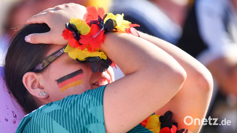 Nach dem Aus für die deutsche Fußballnationalmannschaft trauern die Fans. Uwe Anspach/dpa
