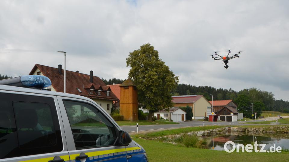 Mehr als 15 Polizeistreifen, Hundestaffeln, Drohnen und der "Edelweiß"-Polizeihubschrauber sind in der Region unterwegs, um einen Flüchtigen ausfindig zu machen. dob