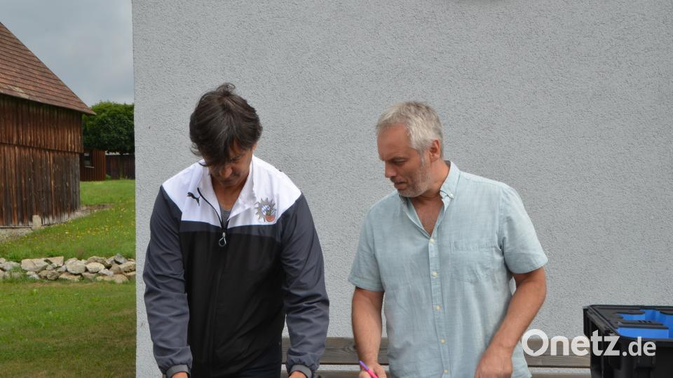 Die Polizeihauptmeister Roland Ried und Harald Licha ließen eine Drohne fliegen. dob