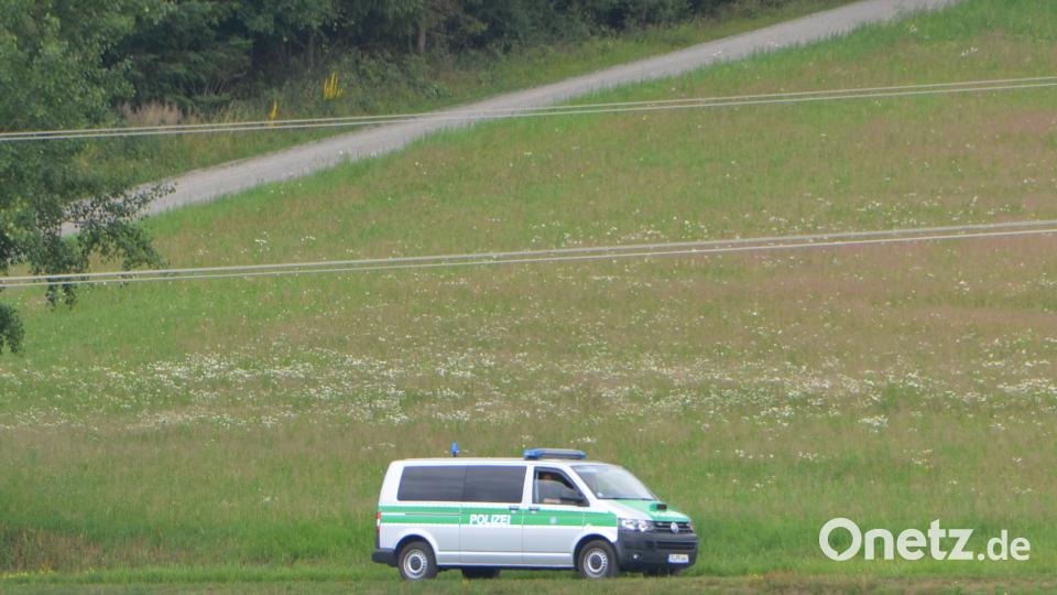 Mehr als 15 Polizeistreifen, Hundestaffeln, Drohnen und der "Edelweiß"-Polizeihubschrauber sind in der Region unterwegs, um einen Flüchtigen ausfindig zu machen. dob