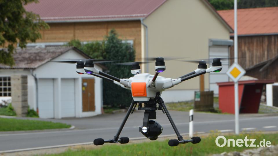 Mehr als 15 Polizeistreifen, Hundestaffeln, Drohnen und der "Edelweiß"-Polizeihubschrauber sind in der Region unterwegs, um einen Flüchtigen ausfindig zu machen. dob