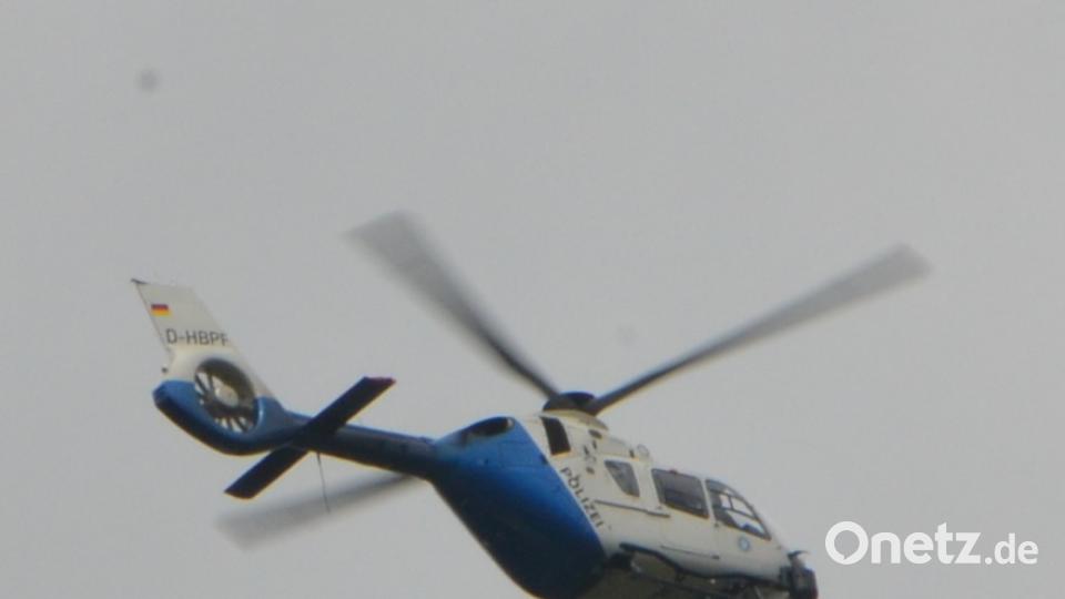 Mehr als 15 Polizeistreifen, Hundestaffeln, Drohnen und der "Edelweiß"-Polizeihubschrauber sind in der Region unterwegs, um einen Flüchtigen ausfindig zu machen. dob