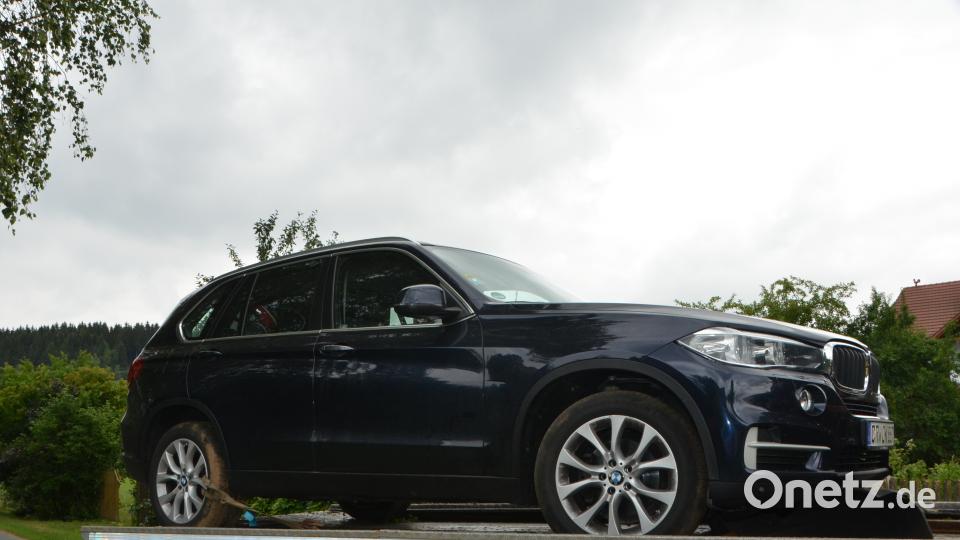 Mehr als 15 Polizeistreifen, Hundestaffeln, Drohnen und der "Edelweiß"-Polizeihubschrauber sind in der Region unterwegs, um einen Flüchtigen ausfindig zu machen. dob