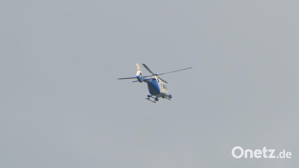 Mehr als 15 Polizeistreifen, Hundestaffeln, Drohnen und der "Edelweiß"-Polizeihubschrauber sind in der Region unterwegs, um einen Flüchtigen ausfindig zu machen. dob