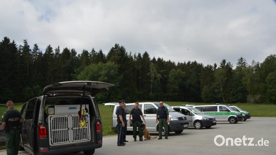 Mehr als 15 Polizeistreifen, Hundestaffeln, Drohnen und der "Edelweiß"-Polizeihubschrauber sind in der Region unterwegs, um einen Flüchtigen ausfindig zu machen. dob