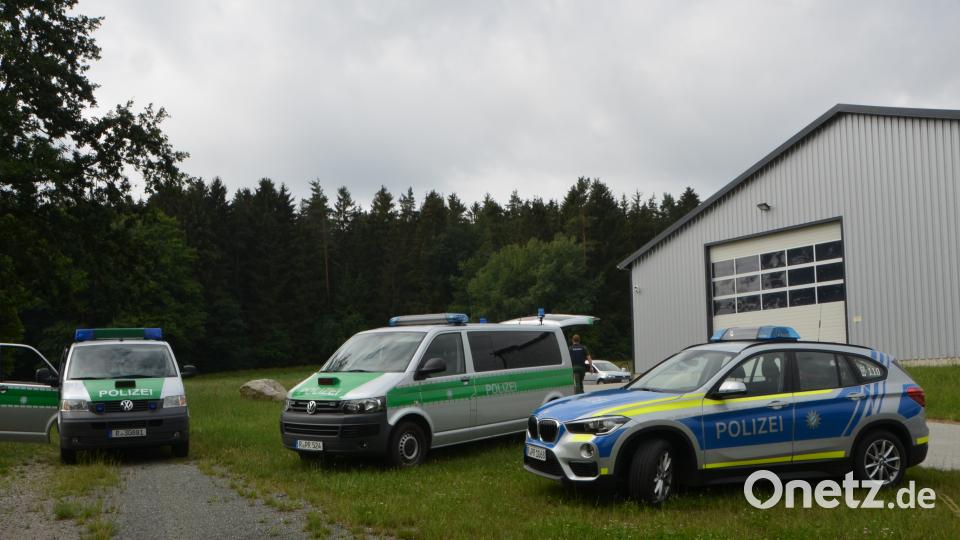 Mehr als 15 Polizeistreifen, Hundestaffeln, Drohnen und der "Edelweiß"-Polizeihubschrauber sind in der Region unterwegs, um einen Flüchtigen ausfindig zu machen. dob