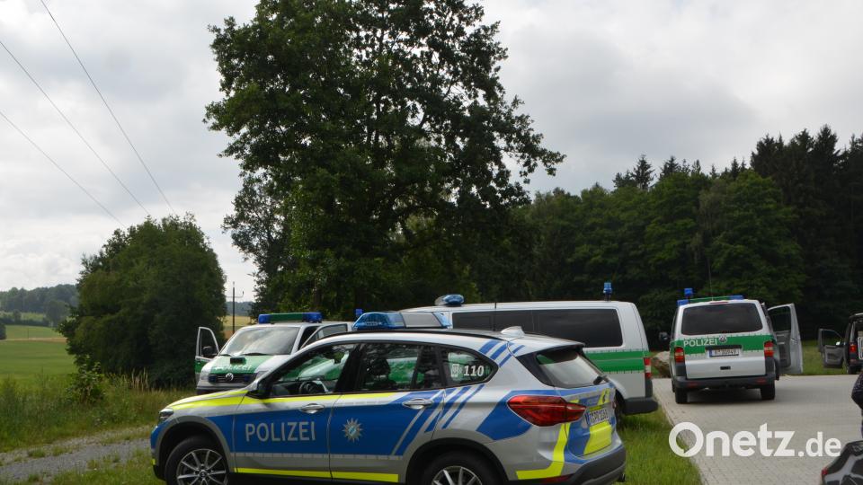 Mehr als 15 Polizeistreifen, Hundestaffeln, Drohnen und der "Edelweiß"-Polizeihubschrauber sind in der Region unterwegs, um einen Flüchtigen ausfindig zu machen. dob