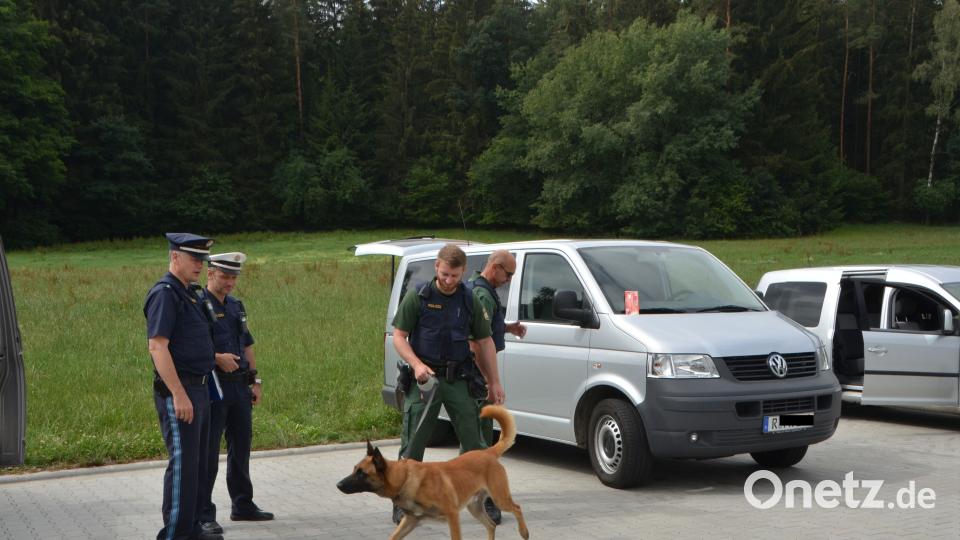 Mehr als 15 Polizeistreifen, Hundestaffeln, Drohnen und der "Edelweiß"-Polizeihubschrauber sind in der Region unterwegs, um einen Flüchtigen ausfindig zu machen. dob