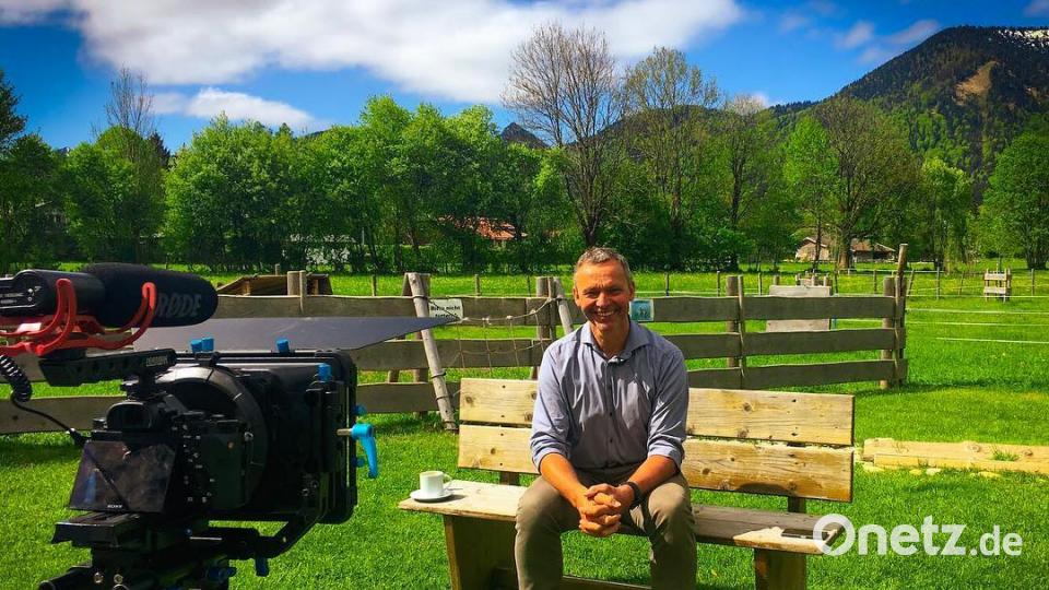 Hans Leo von der Naturkäserei am Tegernsee stand den beiden Rede und Antwort vor der Kamera. exb