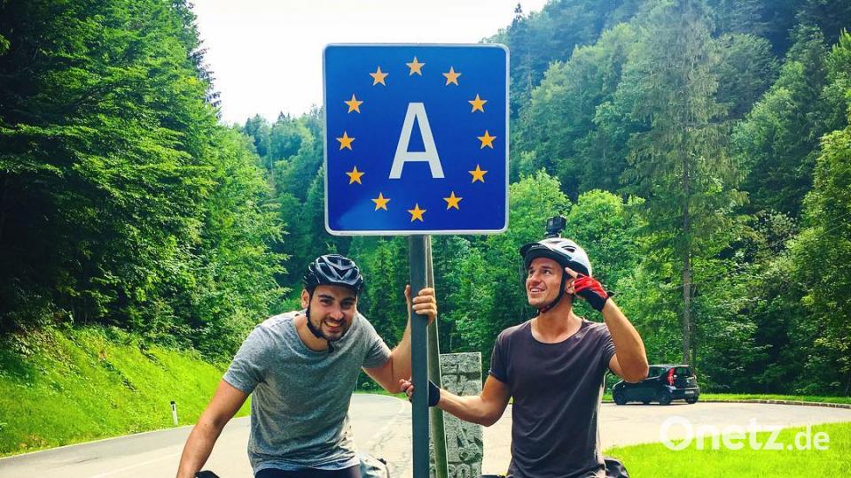 Endlich die Landesgrenze nach Österreich erreicht. Vor den beiden liegen aber noch etliche Kilometer und der Brennerpass. exb