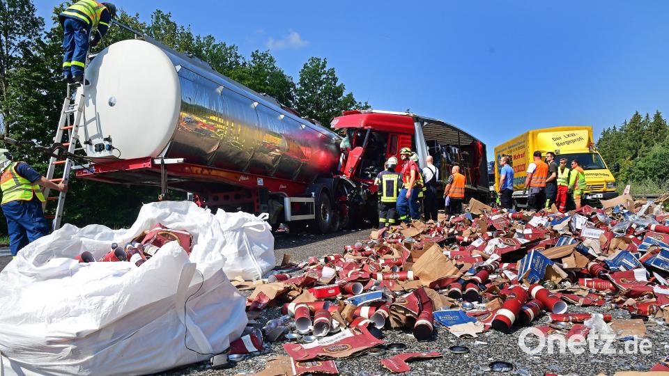 Bei einem Unfall auf der A 6 zwischen Alfeld und Sulzbach-Rosenberg wird ein Mann verletzt. Der Lkw-Fahrer fuhr ungebremst in einen anderen Lkw. Petra Hartl