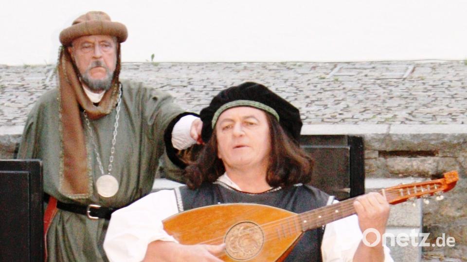 Der Sänger Ott Ostmann (Georg Schmid) und der Bürgermeister (Peter Pauly) in der Eingangsszene lg