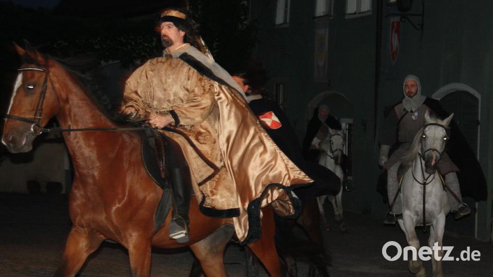 Hoch zu Ross zieht der Pfalzgraf (Michael Hellmuth) mit den Kriegern ein. lg