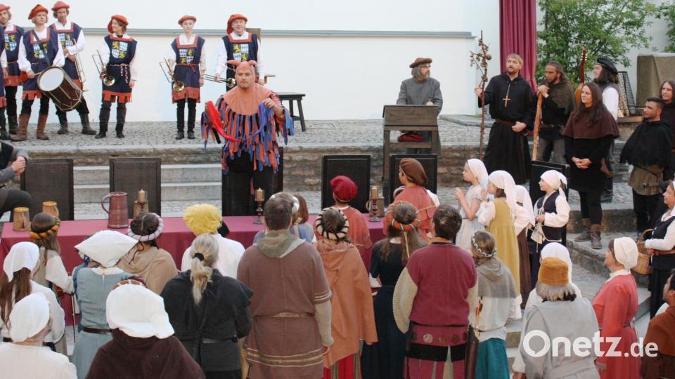 Der Narr (Philipp Mardanow) ist beim mittelalterlichen Markttreiben eine führende Figur. lg