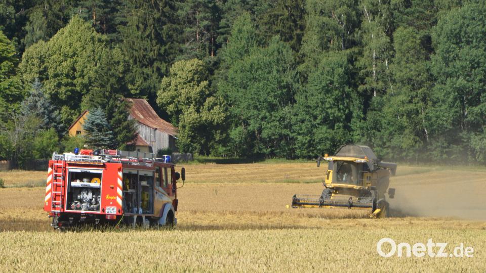 Ein Wintergerstenfeld in der Nähe von Fiedlbühl brennt lichterloh. dob