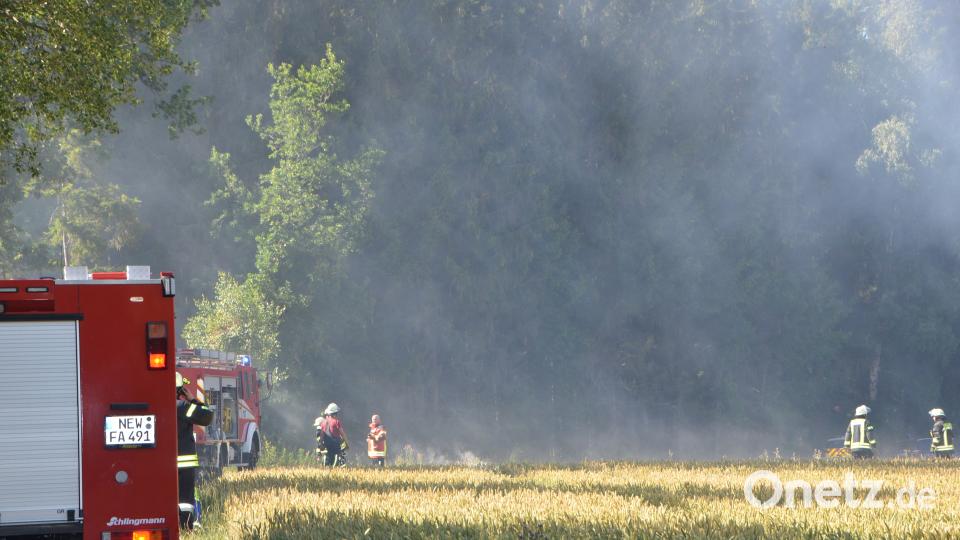 Ein Wintergerstenfeld in der Nähe von Fiedlbühl brennt lichterloh. dob