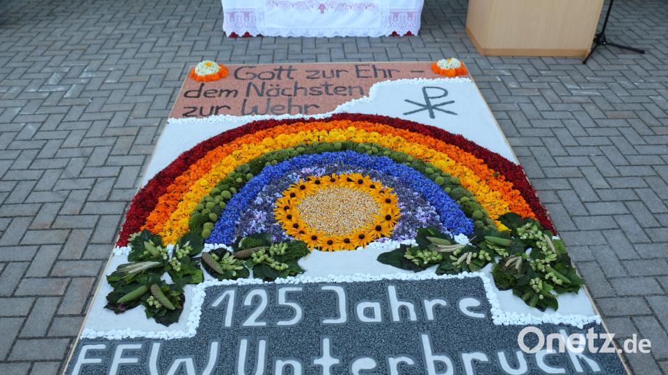 Der Blumenteppich von den Feuerwehrfrauen. rpp