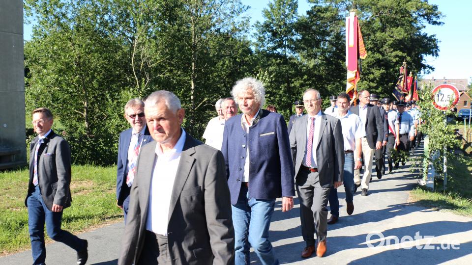 Landtagsabgeordneter Tobias Reiß, Landrat Wolfgang Lippert, Bürgermeister Josef Etterer und die Gemeinderäte von Kastl erweisen der Unterbrucker Wehr ihre Ehre. rpp