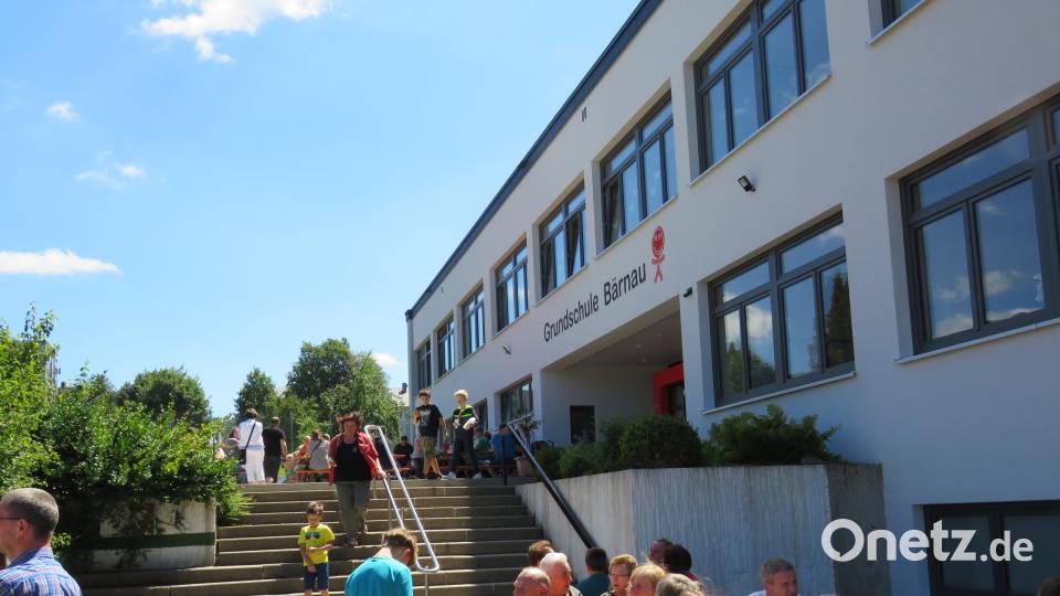 Die Eltern und Kinder feierten bei Kaiserwetter draußen vor dem schön sanierten Schulhaus  noch lange ihr Schulfest. . ubb