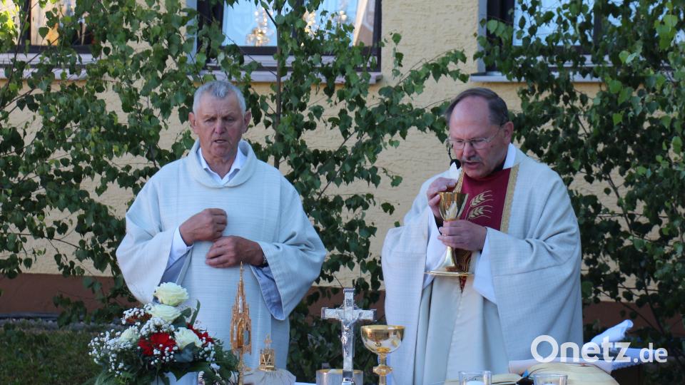 Josef Weidner übernahm die Funktion des Mesners und Messdieners. rpp