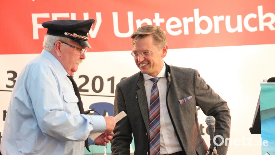 Landtagsabgeordneter Tobias Reiß übergibt ein Geschenk. rpp