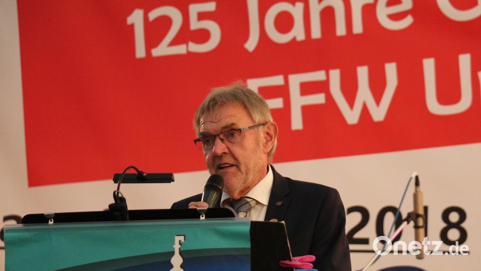 Bürgermeister Josef Etterer gratuliert der Unterbrucker Wehr zum Jubiläum. rpp