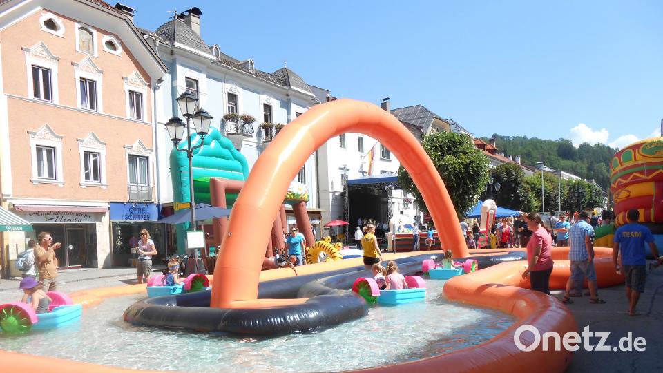Das erste Ferienwochenende in Amberg wird nass! Auf dem Marktplatz startet das Watersplash-Event. Philipp Koch