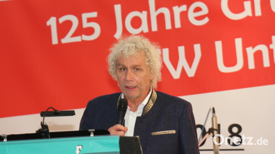 Landrat Wolfgang Lippert gratuliert der Unterbrucker Wehr zum Jubiläum. rpp
