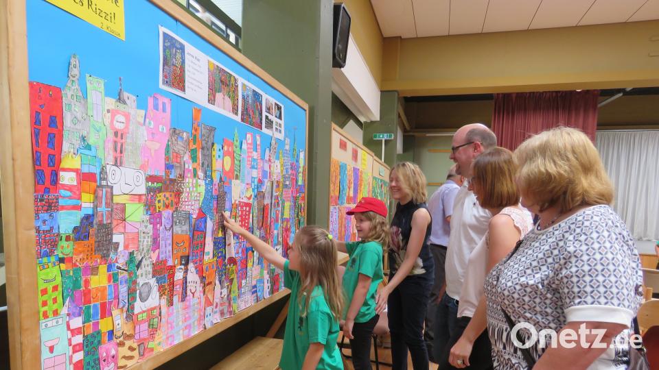 Für die Einweihung haben die Kinder im Kunstunterricht auch großflächig gezeichnet und zeigten das stolz ihren eltern. ubb