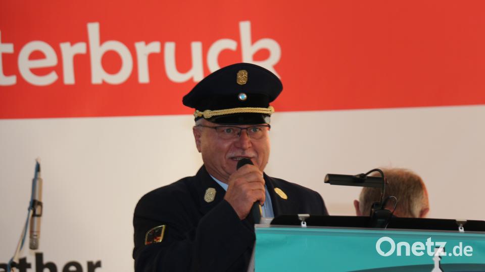 Kreisbrandinspektor Otto Braunreuther gratuliert der Unterbrucker Wehr zum Jubiläum. rpp