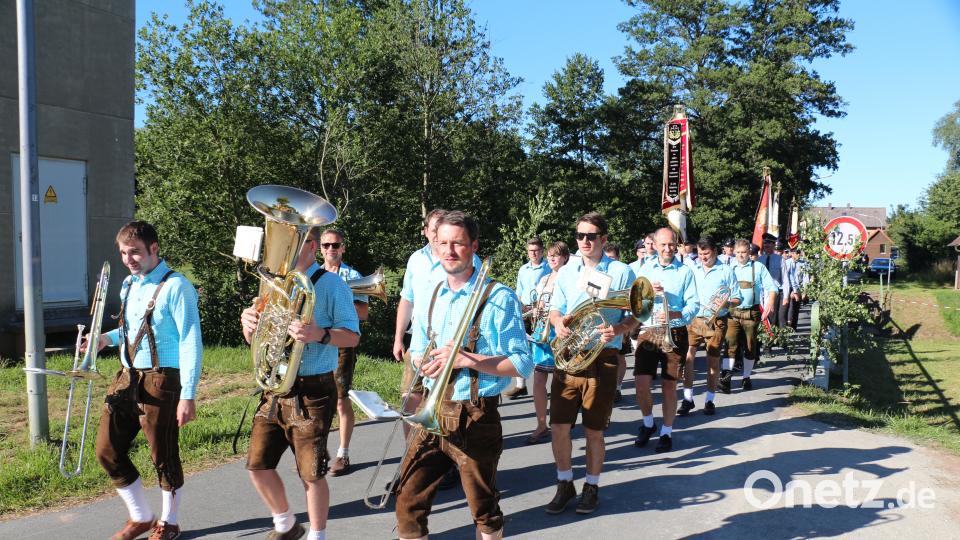 Die Pressather Musikanten spielen im Kirchenzug auf. rpp