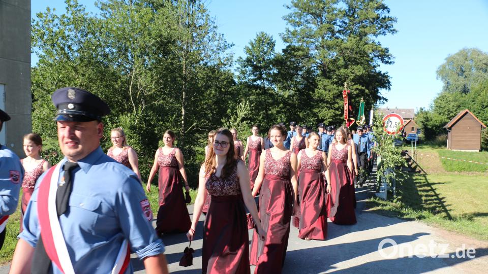 Ein Blickfang beim Festzug der Unterbrucker Brandschützer und 25 weiteren Vereinen sind die Festdamen der Jubelwehr. rpp