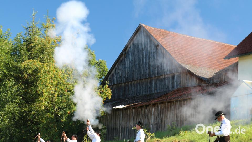 Mit Salutschützen der Kastler Böllerschützen startet das Fest. rpp
