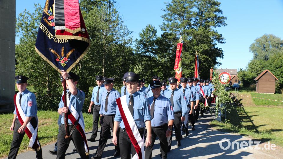 Zahlreiche Vereine nehmen am Kirchenzug teil. rpp