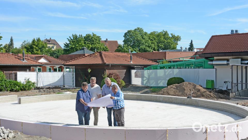 Sie stehen schon mal Probe im neuen "Schneckenhaus" (von links): Jürgen Lehner von den Stadtwerken, Rainer Heinold, der Leiter des Freizeitzentrums, Stadtwerke-Vorstand Johann Riedl und Thermenwelt-Leiter Klaus Kunz. Gabi Schönberger
