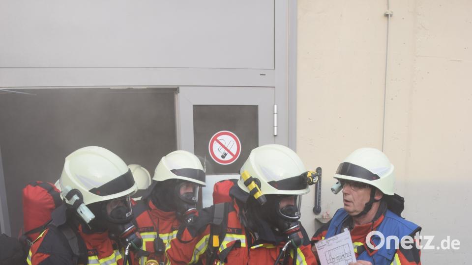 Atemschutzträger bringen eine Person ins Freie. mde