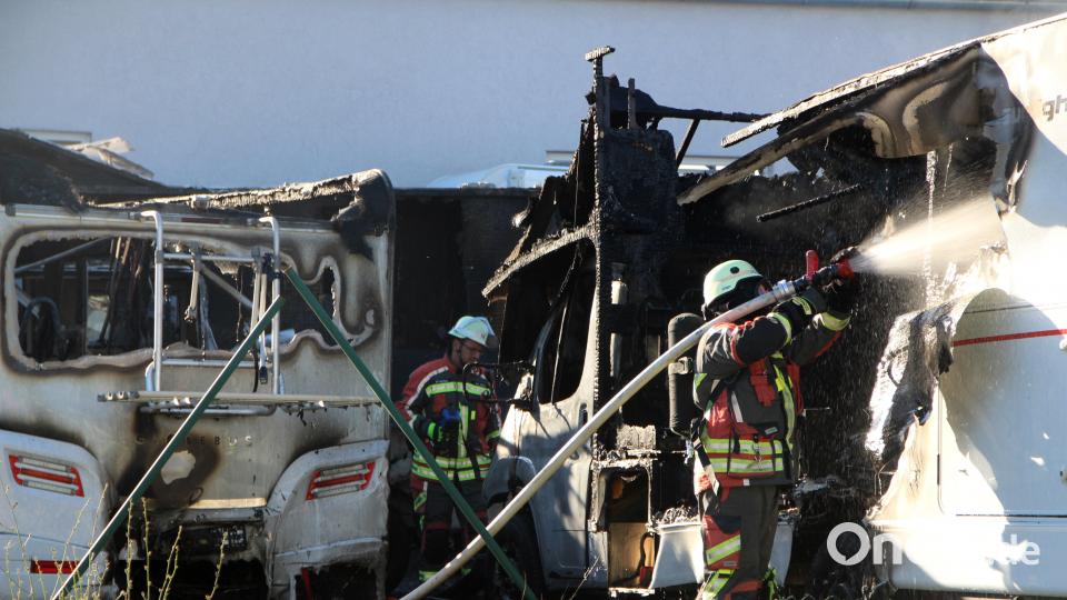 In Regensburg brannten mehrere Wohnwägen und Wohnmobile nieder. Alexander Auer