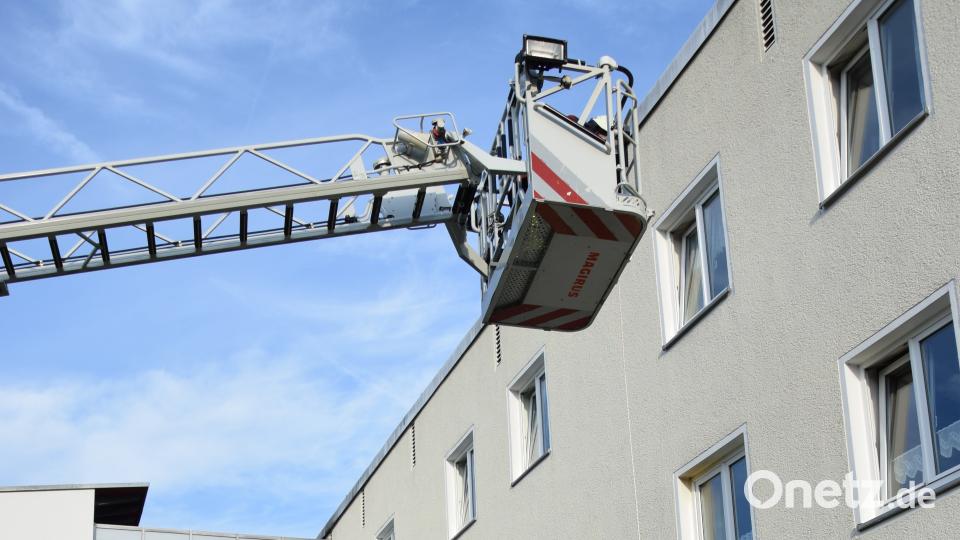 Bei der Rettung einer Person aus einem Schacht kommt auch die  Drehleiter zum Einsatz. mde