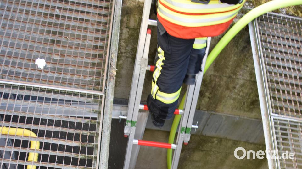 Atemschutzgeräteträger steigen über die Steckleiter hinab. mde