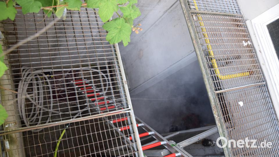 Mit einer Steckleiter kann in den Schacht sicher hinabgestiegen werden. Durch die Verwendung des Schlauchpaketes entsteht viel Schlauchreserve. mde