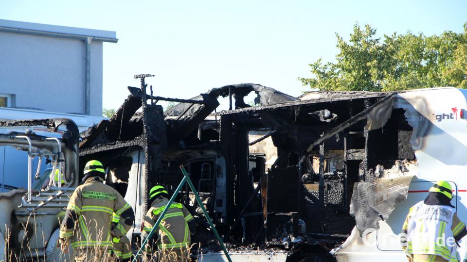 In Regensburg brannten mehrere Wohnwägen und Wohnmobile nieder. Alexander Auer